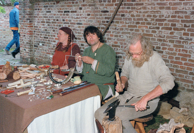 818908 Afbeelding van een kraam op de Middeleeuwse- en Vikingen ambachtenmarkt op de Mazijk te Wijk bij Duurstede ...